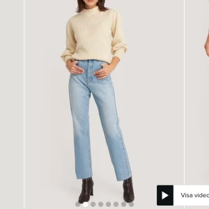 Ljusa jeans - Säljer dessa jättefina jeans från na-kd, köpte här på plick men det är tyvärr förstora för mig, storlek 34 men skulle säga att dom är som 36or. Säljer för 320 inkl frakt då det är det jag köpte dom för✨ Om nån har dessa i st.32 skulle jag kunna byta också.