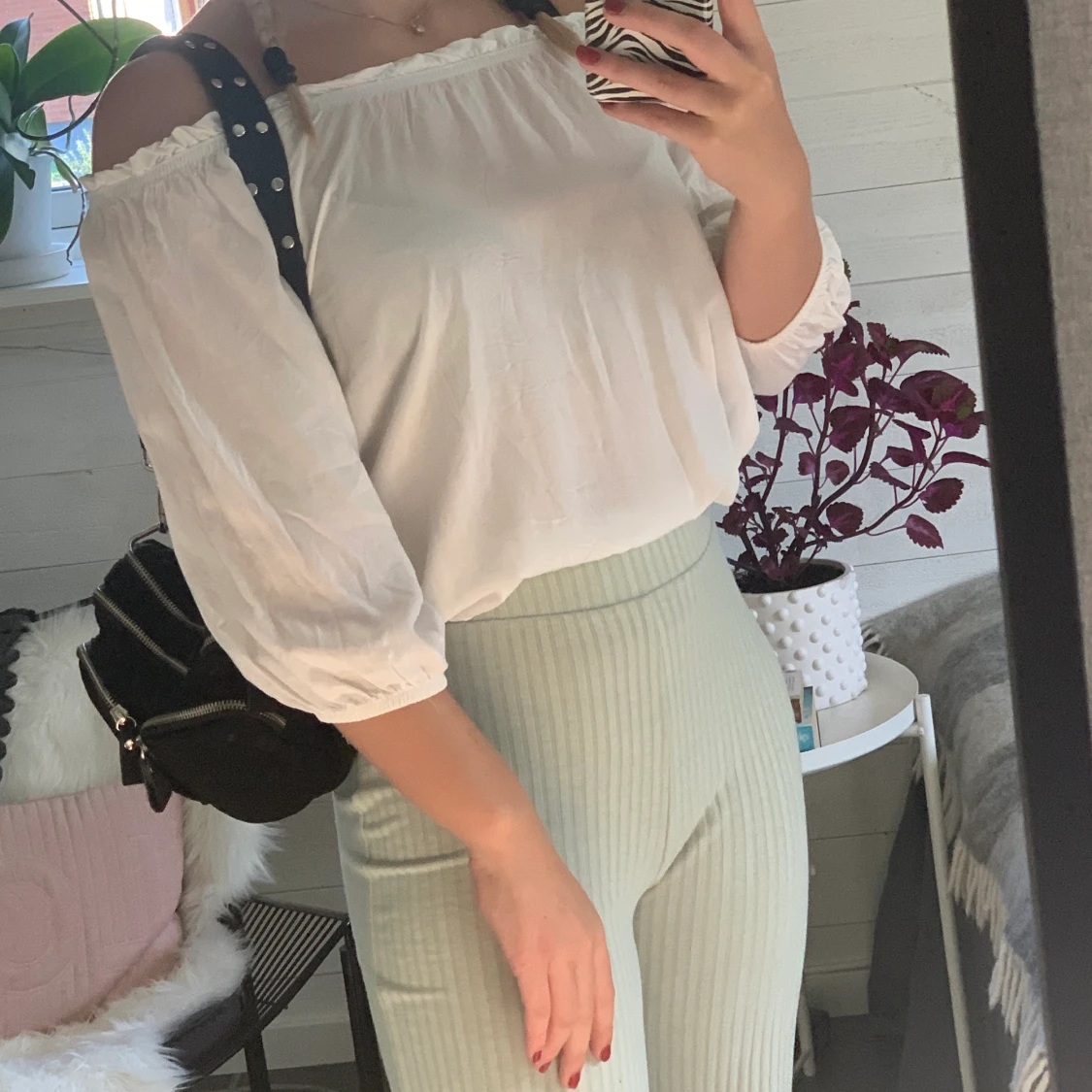 En vit blus, off shoulder i storlek 34