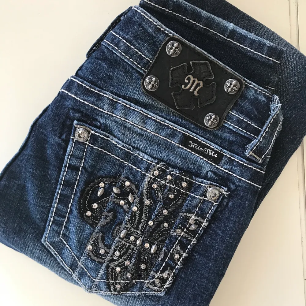Säljer ett par oanvända Miss Me jeans i storlek 27. Köpta i USA. Modellen ”Skinny”. Säljer för 200 kr. Köparen står för frakten! . Jeans & Byxor.