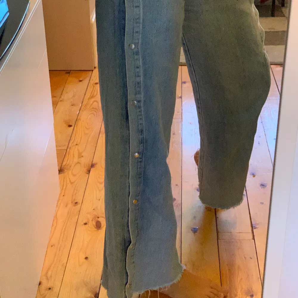 Skitballa jeans med knappar på sidan. Köpte i Italien på Pull&bear. Dom är lite för korta på mig som är 178 men funkar med skor på. . Jeans & Byxor.