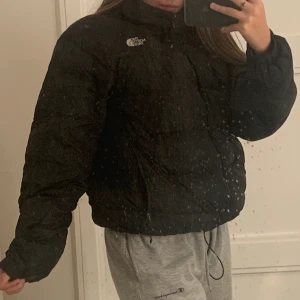 Northface jacka  - En svart northface jacka i storlek M, använd förra vintern, köpt för 2500kr, bud på 1300kr