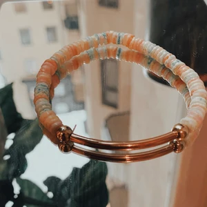✨🦋Armband✨🦋PASTELL - 💞LOVE IN PASTEL💞ett super gulligt och aestehtic handgjort armband! Det är gjort på färgade stenar✨🌸passar nästan alla storlekar då den är elastisk!!💘hör av er högsta priset nu är 38kr + 11kr i frakt🤍