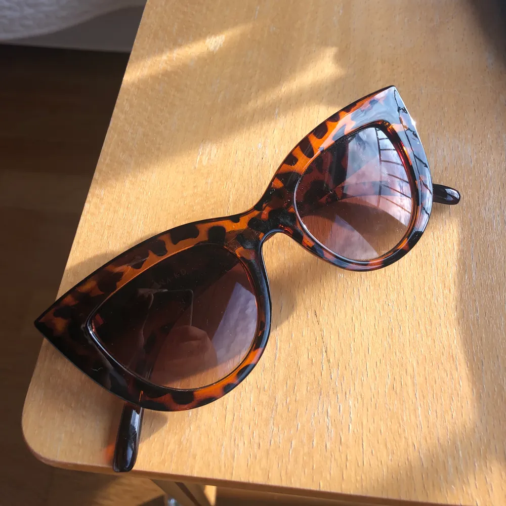 Säljer dessa URSNYGGA solglasögon från Nakd🔥🔥🔥 leopardmönstrade & brun toning!!. Accessoarer.
