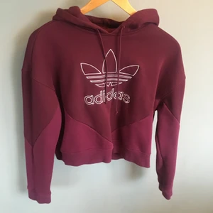 Adidas trefoil hoodie Strl 36 - Supersnygg huvtröja från Adidas i lite kortare modell. Använd 2 ggr och självklart tvättad. Strl EU 36. Frakt 63kr 