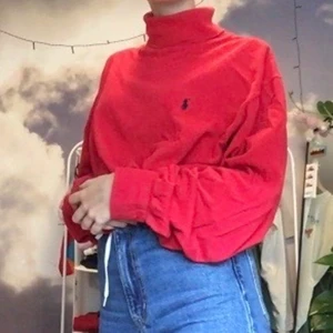 röd polo från ralph Loren - Storlek L, men sitter snyggt och oversized på mig som är S. Bra skick!!:) Frakt tillkommer, men möts annars i GBG🌸