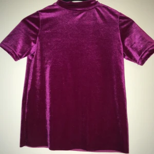 Sammet topp!  - En lila fin sammet-topp med lite högre krage. Super fin, säljer pga att jag har växt ur den 💫