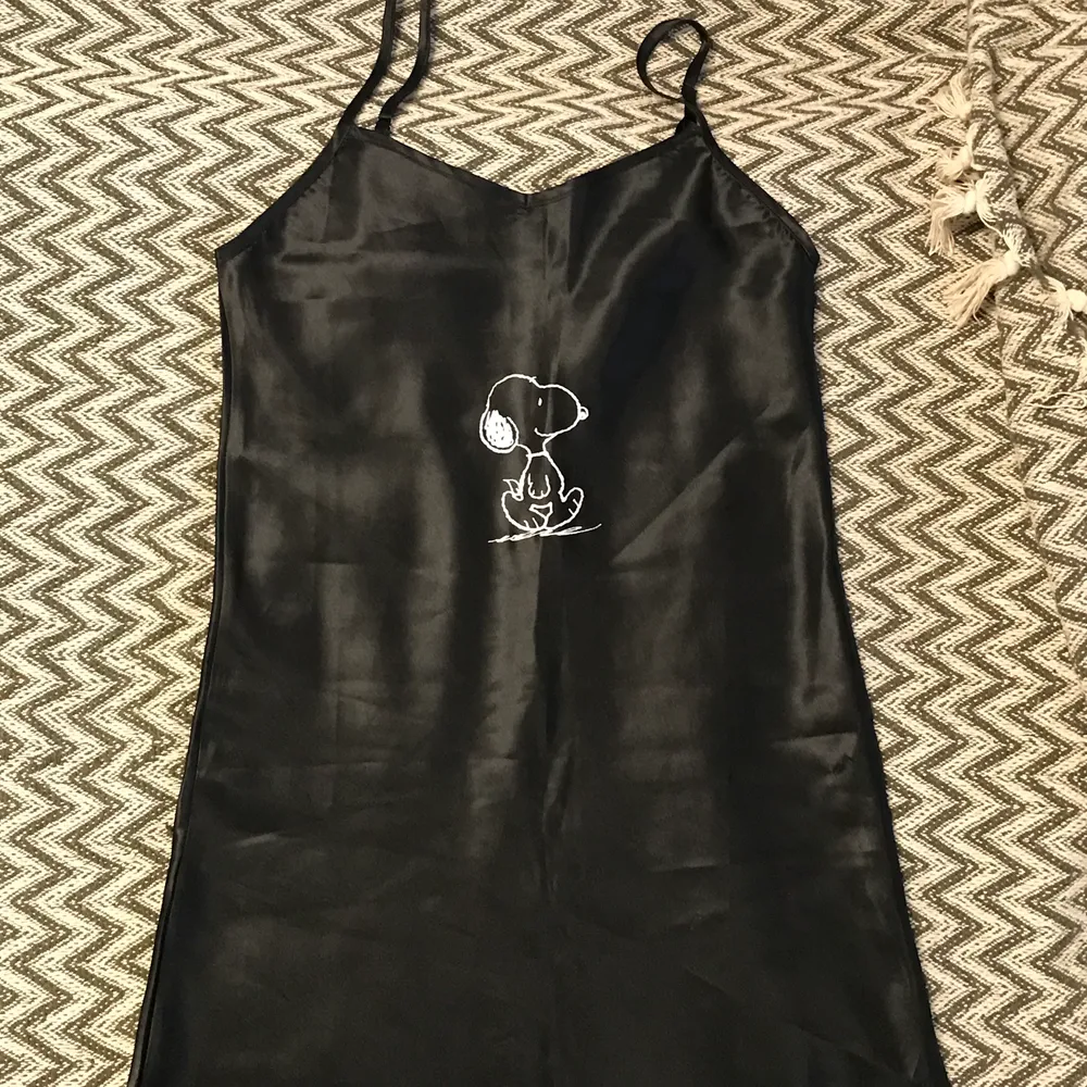 Så ledsen att jag behöver sälja😭 men en av de finaste klänningarna jag äger, så söt o sexy nightgown med lilla snoopi på🖤 obs frakt: 40. Klänningar.