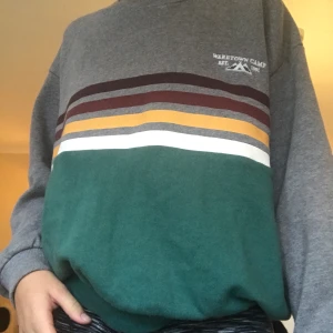pull&bear sweatshirt  - Grå, grön sweatshirt med ränder+litet tryck. Köpt på pull&bear för ett år sedan men knappt använd. Köparen står för frakten.