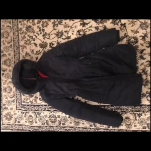 Tommy hilfiger jacka  - Storlek S, priset kan diskuteras vid snabb affär 