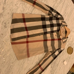 Burberry skjorta  - Köpte för 2 år sedan. Använt bokstavligen 2 gånger. Original pris 3400kr.