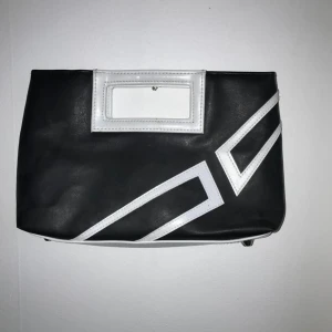 handbag - skit cool liten svart och vit väska 