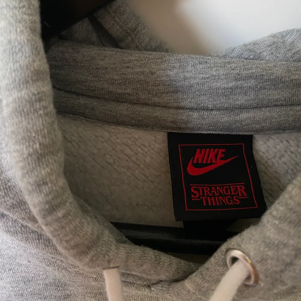Grå hoodie från Nike x Stranger Things. Använd fåtal gånger, väldigt bra skick. Storlek M. . Hoodies.