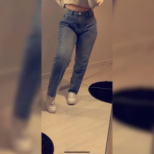 dad jeans  - Dad jeans,  strl L                                                                        Jag är 160cm lång så dom sitter precis övanför skorna 🥰     säljer för att jag inte använder dom nå mer