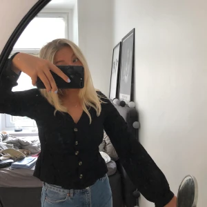 Fin topp från BikBok, strl XS - Aldrig använd så i bra skick, säljer för den är för liten på mig. En knapp är lite sne men märks knappt. Säljer för 30kr + frakt 
