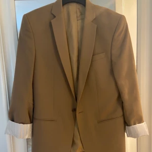 Kavaj från Filippa K - Säljer denna fina herrkavaj från Filippa K i strl 50. Jag är vanligtvis en 34-36 och denna sitter fint oversize på mig. Använd max 5 gånger så i väldigt fint skick.  Köparen betalar frakt, alternativt att vi möts i centrala Stockholm. 