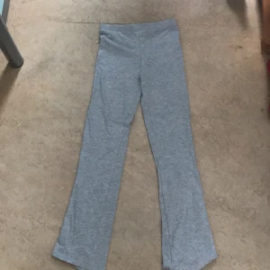 Leggings - Ett par gråa leggings från lager 157 köpta för ungefär 1 vecka sedan men är för små för mig. Köpte ett par likadana i en större storlek och tycker dem sitter jättebra. 50kr +frakt 