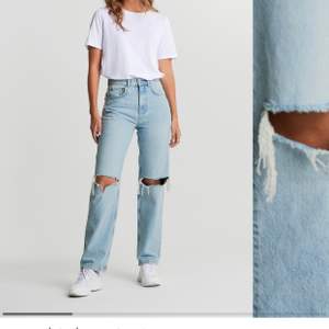 G*ina Tricots populära 90s highwaist jeans i strl 40.  Använd en hel dag men annars är dem som nya.  Dem är i toppen skick. 100% bomull. Slutsålda på hemsidan men köpta för 599kr. Säljs för 470kr  inkl frakt.