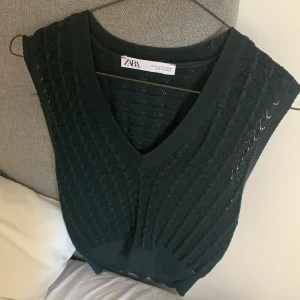 Grön stickad väst - Zara - Stickad grön bäst från Zara som är slutsåld!💕 Endast använd 1 gång så är i som ny i sitt skick, säljer för jag insett att jag inte riktigt passar i västar☄️☄️köpare står för eventuell frakt!☄️☄️köpt för 259kr. ⛄️⛄️buda i kommentarerna från 149kr⛄️⛄️