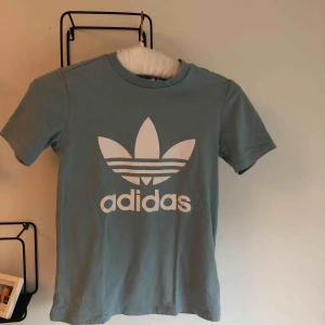  - ✨T-SHIRT ✨    Använd fåtal gånger, som ny. Tröjan sitter tajt på mig som är 38 i vanliga fall, men är stretchig så passar 34-40 beroende på.🧚‍♂️    Köpare står för frakt.    !!🦋Finns endast fram tills lördag 12/9🦋!!