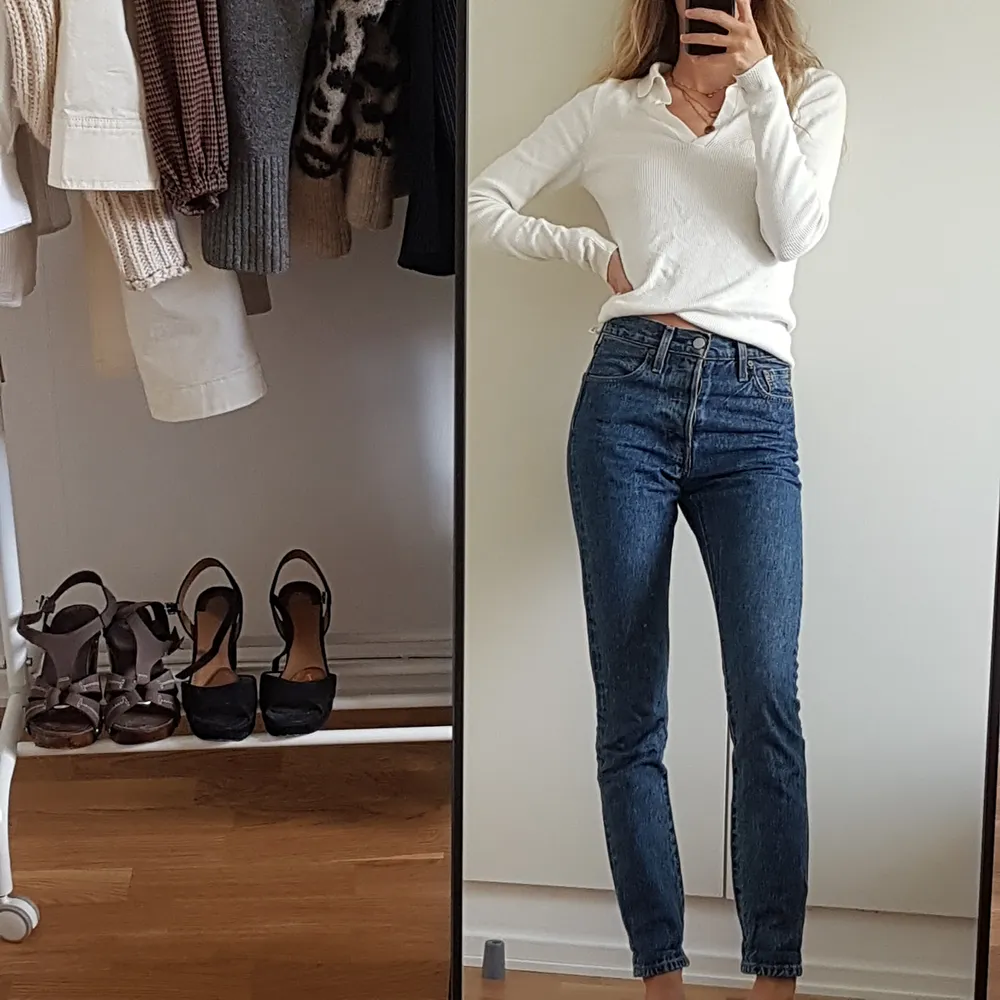 Superfina jeans från Levi's som tyvärr aldrig kommer till användning. Jättefin vintage wash!!🌹 Jag är 174. Köpta för ca 900. Frakt tillkommer!❤. Jeans & Byxor.