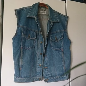 Jeansväst - Väldigt snygg vintage jeansväst. Står XS i den men den är mer som en L! Passar de flesta beroende på hur man vill ha den. 