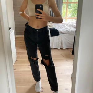 SVARTA BAGY JEANS - Ett par supercoola jeans med hål som tyvärr inte kommer till användning:( Väldigt sparsamt använda och i gott skick! De är i storleken 30 men passar allt från S-L beroende på hur man vill att de ska sitta! Jag är en 34/36 och tycker de är sjukt snygga med ett skärp till🤍 Priset är INTE inklusive frakt men förhandlingsbart!