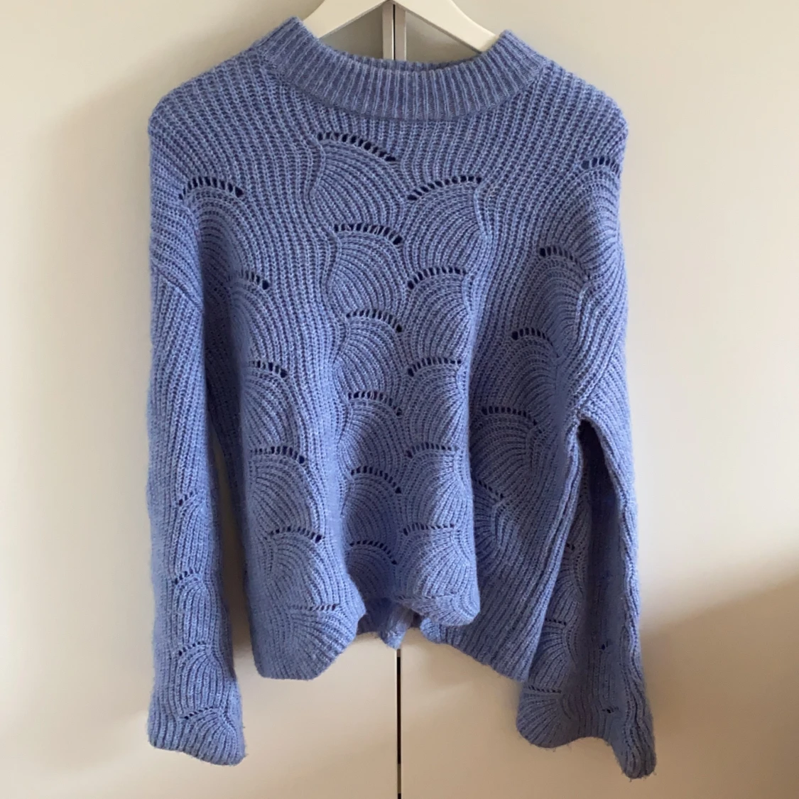 SUPERFIN blå stickad tröja  - 90