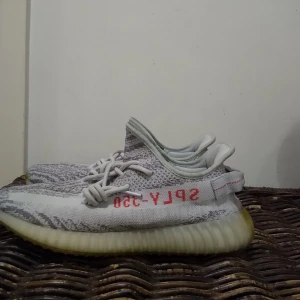 Yeezy 350 Blue Tint - Yeezys som är för små för mig som har 44,5, bra skick ovanpå, rätt gul sula men inget som syns när man använder dom