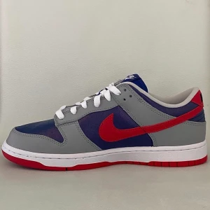 Nike sp dunk - Ett par nike sp dunk ”samba”. Använda tre gånger med creaseskydd så cond e 9,5/10. Kvitto finns