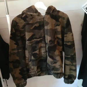 Teddyjacka  - Super snygg teddyjacka med cammo mönster, super stor luva! Sparsamt använd.