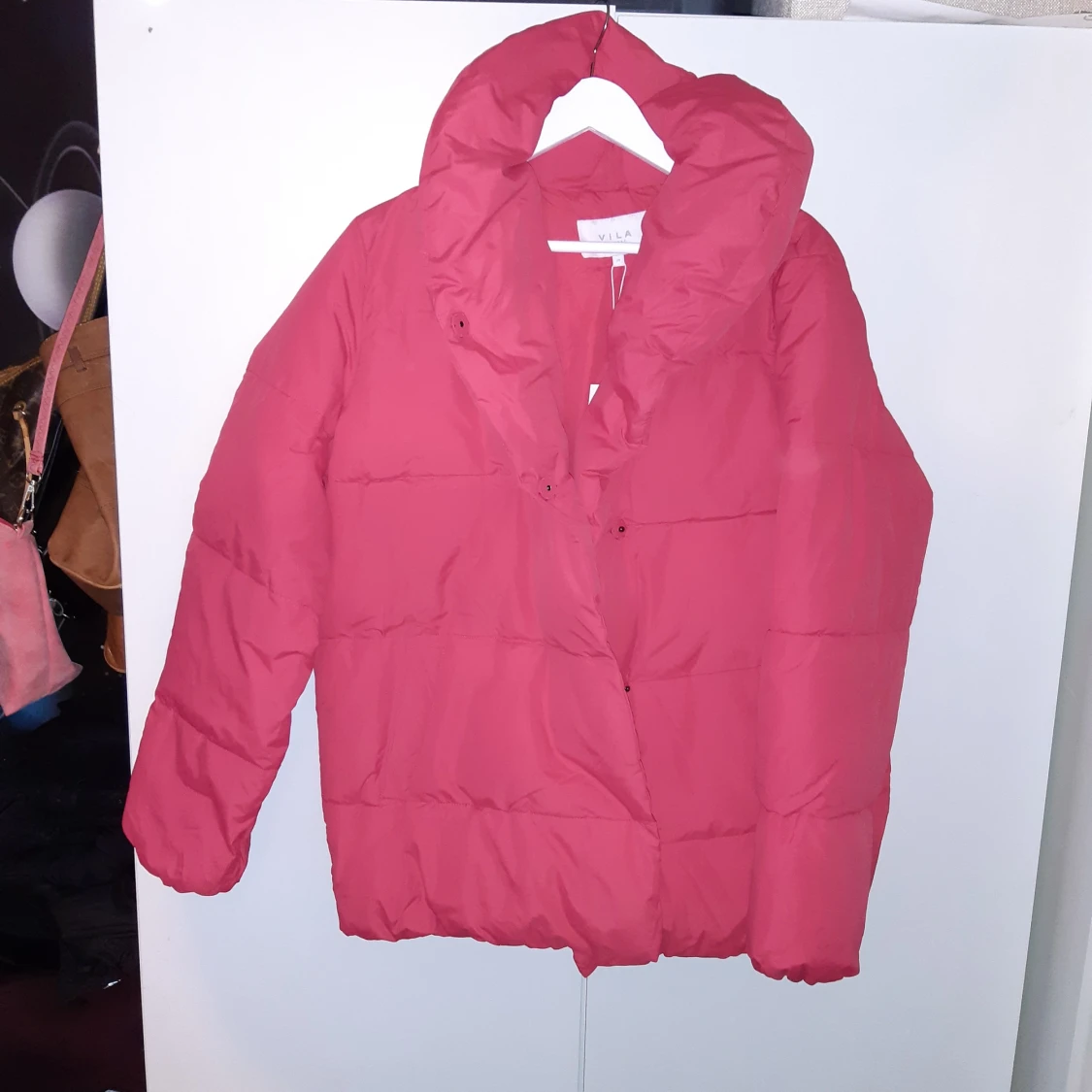 Helt ny hallonröd vinterjacka puffjacka från Vila