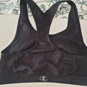 Champion träningstopp - Nästintill oanvänd då den är för liten. Storlek XS. Frakt 22 kr 🌻