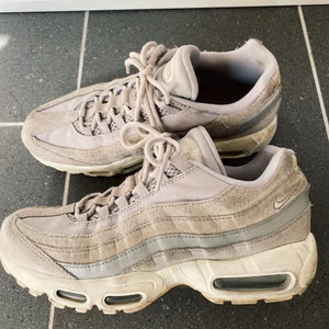 Nike sneakers - Old school Nike sneakers i en grå/beige färg. Köpta i Barcelona 2018. Sparsamt använda. Små i storleken.