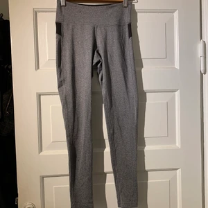 Träningstights från SOC i storlek 34/XS. - Snygg passform och skönt material. Använda, säljer för inte rätt storlek längre. 80 kr inkluderad frakt.