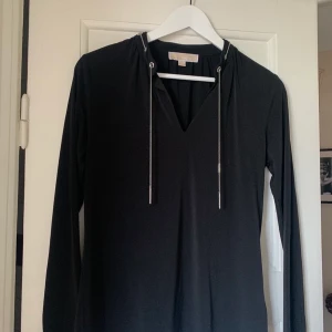 Michael Kors Blus - I nyskick! Storlek S men passar även XS. Nypris ca 1800:- 