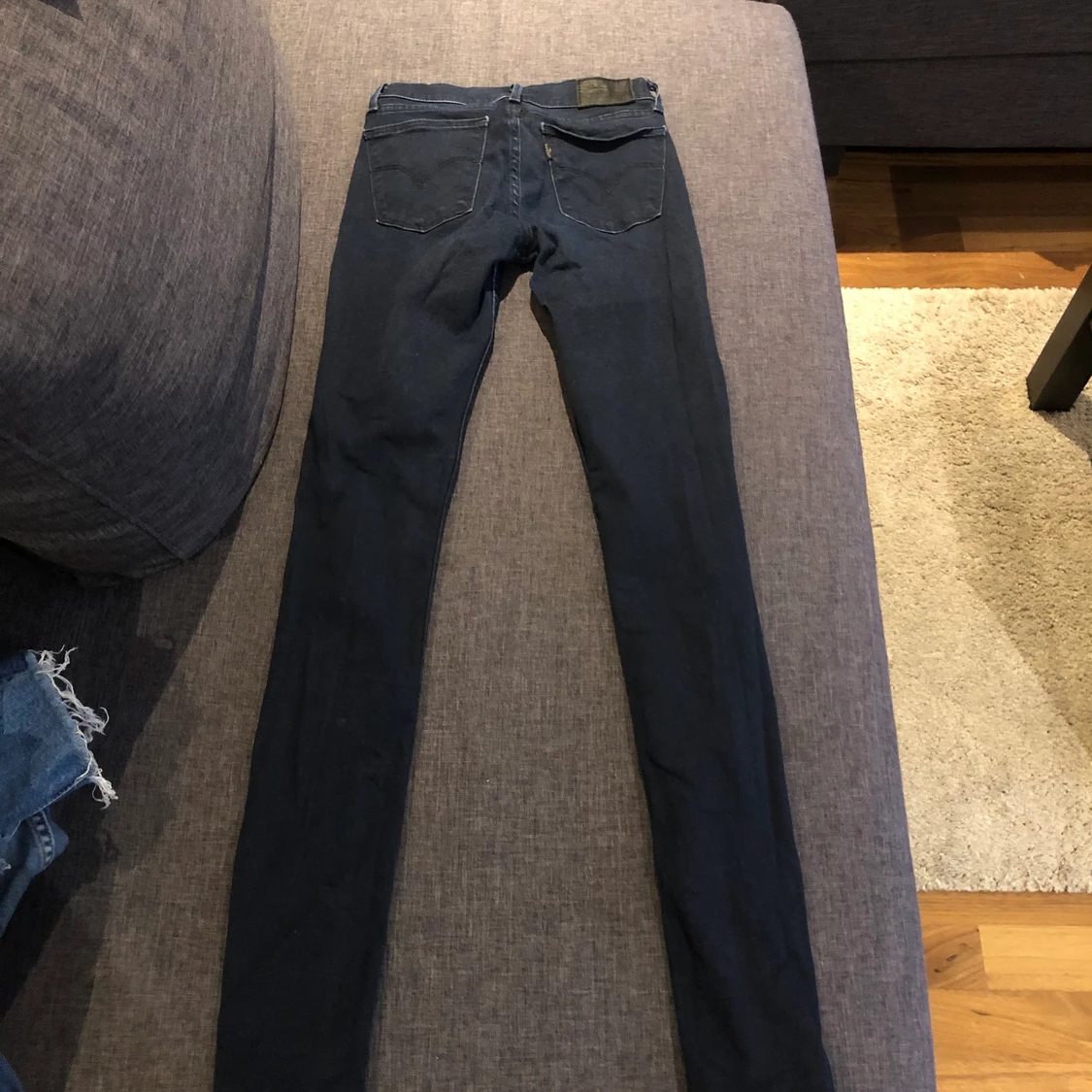 Mörkblåa jeans från Levis (710 super skinny heter modellen)  - 90