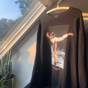 Dirty dancing klänning - Säljer en av mina favoriter. Det är en sweater klänning med dirty dancing tryck, som jag brukar ha med tajts men den funkar även som en längre tröja över tex skinnbyxor. Den är i bra skick, inga slitningar. Skriv i privata meddelande vid intresse eller om ni vill se fler bilder, rakt tillkommer!!💕💗