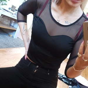 Topp - Snygg croppad topp, står att det är storlek L men passar en S-M. Använt 1 gång. 90 kr 🌸