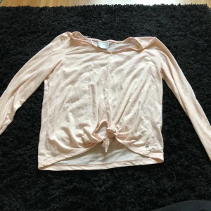 Söt tröja från vero Moda med Knut  - Söt ljusrosa tröja från Vero Moda, knyte vid naveln som går att knyta om som man vill ha det, storlek Xs men passar S. 