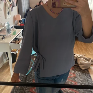 Söt blus - Säljer nu min såå fina blus, älskar den!! Köpt på secondhand och lappen är bortklippt men skulle gissa att den är storlek 36. Väldigt fin och passar till det mesta, säljer då de inte riktigt är min stil längre :(