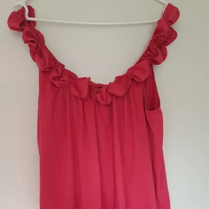 Klänning från Vila - Jättesöt klänning med rosetter i storlek S. Den är ganska pösig så jag har satt ett skärp i midjan dom gånger jag använt den. Jag är 177cm och den går till mitten av låren ungefär. 140 kr 🌸