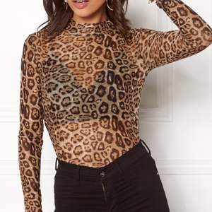 Väldigt snygg genomskinlig tröja med leopard mönster.                                                                Använd, men är i fint skick!💗 obs: första bilden visar passformen (inte exakt samma färg).               Buda
