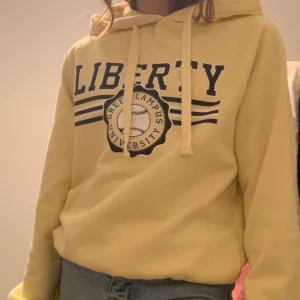 Hoodie - En super mysig hoodie från Gina Tricot. Den är helt oanvänd. Säljer pågrund av att det va ett felköp. Köptes för 300kr och säljer för 100kr