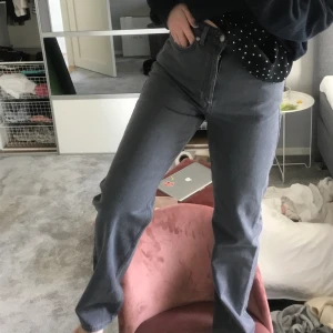 Weekday jeans - Säljer nu dessa super snygga jeans från weekday i modellen rose. Storlek 26/32. Säljer de då de inte kommer till användning längre men är i super fint skick! Köparen står för frakt på 63 kr 😊😊