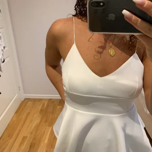 Utgångstopp i vit! - väldigt snygg linne ! Passar perfekt till utgång som middag som på fest! Bra skick!