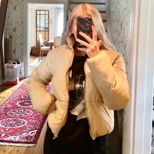 Vadderad jacka - Beige jacka från Nakd. Köpt i våras för 699kr. I bra skick. Köparen står för frakt! 