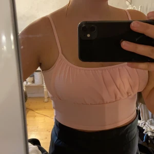 Söt topp - Söt ljusrosa topp, frakt tillkommer (liten i storleken)