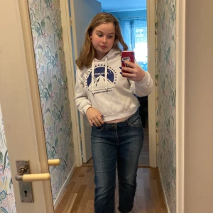 Gina tricot  - Säljer den här sköna hoodien från Gina. Använt en del 