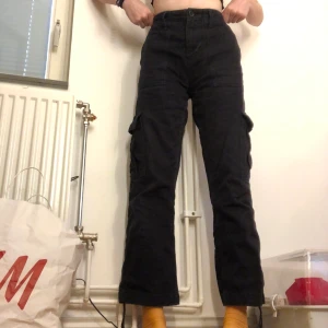 Black pants, cargo - Byxor ifrån Urban Outfitters,svart. Storlek: S Använda men inte jätte mycket så i bra skick inget trasigt. Fickor på låren men såklart fickor fram och bak med. Snöre nere vid fotleden man kan dra åt så blir dom cargo pants.                                                      