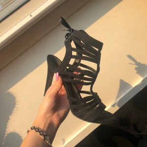 Klackar - Skriv i meddelande om ni vill ha fler bilder!! Frakt tillkommer💞💗